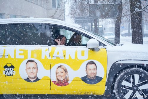 Prezydent Gdyni Aleksandra Kosiorek i Odeta Moro – prowadząca program „Onet Rano w Podróży” w aucie (fot. Magdalena Czernek)
