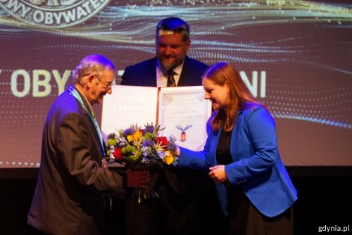 Prof. Norman Davies odbiera akt nadania tytułu Honorowego Obywatela Miasta Gdyni  oraz kwiaty z rąk prezydent Gdyni Aleksandry Kosiorek i Tadeusza Szemiota – przewodniczącego Rady Miasta Gdyni (fot. Mirosław Pieślak)