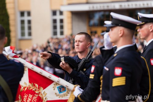 Podchorążowie Akademii Marynarki Wojennej składający przysięgę wojskową na sztandar (fot. Paweł Budziński)
