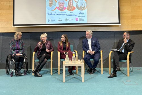 Konferencja „Edukacja równościowa zaczyna się w szkole”. Na zdjęciu od lewej: Magdalena Biegańska, reprezentantka programu „Gdynia bez barier”, naczelniczka gdyńskiego Wydziału Edukacji Iwona Tanewska, Nauczyciel Pomorza 2025 Anna Konarzewska, dyrektor GODN Wojciech Jankowski oraz Grzegorz Piekarski z Uniwersytetu Pomorskiego w Słupsku (fot. Sebastian Ropel z GODN)