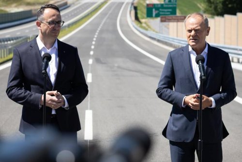 Dzięki inwestycji podróż między Gdańskiem a Szczecinem skróci się o około 1,5 godziny. Na zdjęciu widoczni premier Donald Tusk oraz Dariusz Klimczak, minister infrastruktury. (fot. Ministerstwo Infrastruktury)