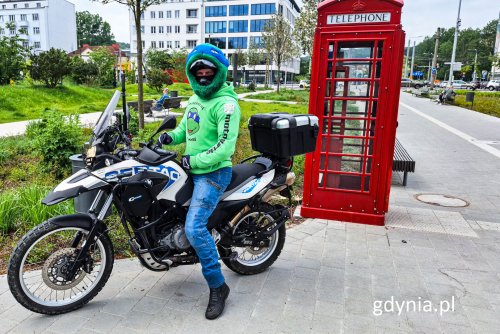 Mieszkaniec Gdyni pozytywnie promuje miasto i motocyklistów, fot. Michał Sałata