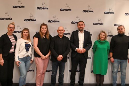 Na zdjęciu członkowie rady wraz z Tomaszem Augustyniakiem, wiceprezydentem Gdyni, Franciszkiem Bronkiem, z-cą dyr. MOPS i Zuzanną Łaczyńską-Stec, kierownikiem Zespołu Rodzinnej Pieczy Zastępczej (fot. MOPS w Gdyni) 