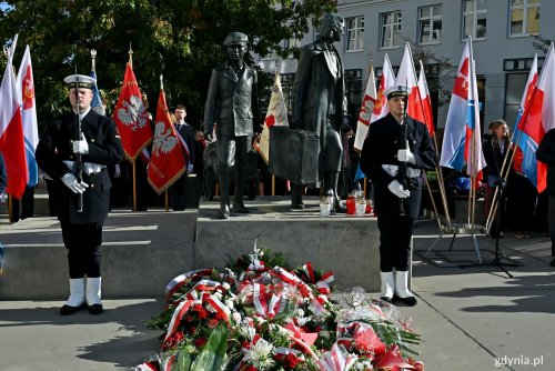 Posterunek honorowy przy Pomniku Gdynian Wysiedlonych podczas uroczystości z okazji 87. rocznicy pierwszych wysiedleń Gdynian (fot. Magdalena Czernek)