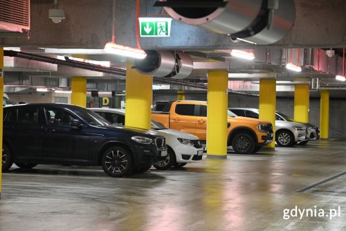 Kierowcy coraz chętniej zostawiają swoje samochody na parkingu pod Parkiem Centralnym (fot. Łukasz Kamasz)
