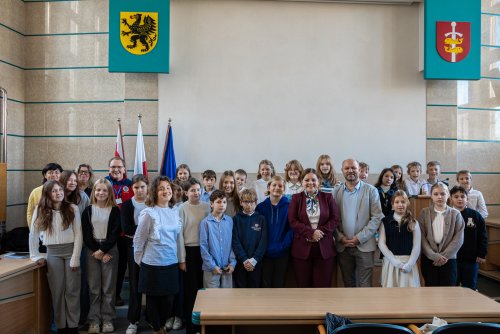 Uczniowie klasy 5a i ich wychowawczynie z Aleksandrą Kosiorek, prezydent Gdyni i Ireneuszem Trojanowiczem, wiceprzewodniczącym Rady Miasta (fot. Kamil Zoch).