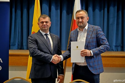 Od lewej: Adam Gawrylik – członek zarządu województwa pomorskiego i Tomasz Augustyniak – dyrektor zarządzający ds. społecznych Urzędu Miasta Gdyni z podpisanym porozumieniem dotyczącym  realizacji „Programu polityki zdrowotnej profilaktyki krztuśca w województwie pomorskim u osób 65+ z rozpoznaniem przewlekłych chorób układu oddechowego” (fot. Magdalena Czernek)