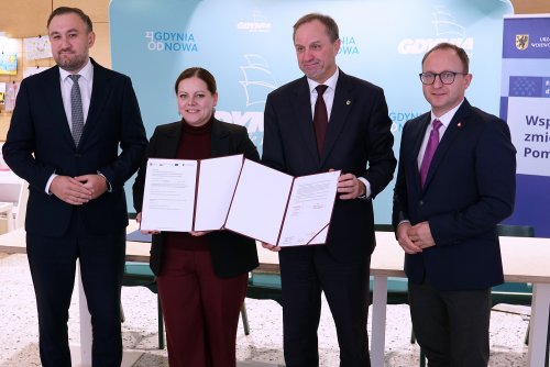 Od lewej: wiceprezydent Gdyni Tomasz Augustyniak, prezydent Gdyni Aleksandra Kosiorek, marszałek województwa pomorskiego Mieczysław Struk, wicemarszałek województwa pomorskiego Marcin Skwierawski po podpisaniu porozumienia (fot. Karolina Ford)