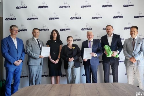 Fabrycznie nowe, spalinowe autobusy trafią do Gdyni. Na zdjęciu widoczni od lewej: Rafał Geremek, wiceprezydent Gdyni, Andrzej Sienkiewicz, dyrektor sprzedaży krajowej Solaris Bus & Coach sp. z o.o., Agnieszka Jankowska, wiceprezes zarządu GKM sp. z o.o., Aleksandra Kosiorek, prezydent Gdyni, Tomasz Konewka, prezes zarządu spółki Gdyńska Komunikacja Miejska, Tomasz Augustyniak, wiceprezydent Gdyni oraz Hubert Kołodziejski, dyrektor Zarządu Komunikacji Miejskiej w Gdyni. (fot. Łukasz Kamasz) 