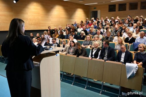 Wiceprezydentka Gdyni Oktawia Gorzeńska otwiera forum oświatowe w Sali Morskiej PPNT (fot. Waldemar Ulanowski)