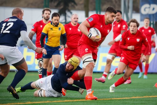 zawodnicy w trakcie akcji w rugby - polacy i chorwaci