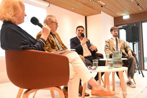 Uczestnicy debaty o Gdyni w budynku przy ul. Waszyngtona 13a. Od lewej: Aleksandra Boćkowska, Jacek Friedrich, wiceprezydent Gdyni Maciej Zielonka i Grzegorz Piątek (fot. Waldemar Ulanowski)