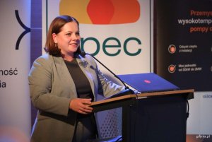 Prezydent Gdyni Aleksandra Kosiorek podczas konferencji &bdquo;Chł&oacute;d, kt&oacute;ry nie marnuje ciepła" w Pomorskim Parku Naukowo-Technologicznym (fot. Magdalena Starnawska)