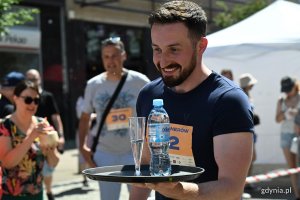 Podczas Kulinarnej Świętojańskiej nie zabrakło kluczowego punktu programu - Biegu Kelner&oacute;w. Na zdjęciu uczestnicy kategorii Profesjonaliści (fot. Michał Puszczewicz)