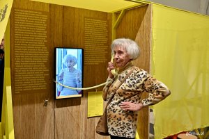 Jedna z bohaterek wystawy &bdquo;Gen 100 &ndash; gdyński kod wsp&oacute;lnoty&rdquo; oglądająca ekspozycję w Muzeum Emigracji