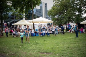 Plenerowe studia Polskiego Radia nadają z Gdyni przed „Lato z Radiem Festiwal”, fot. Dawid Linkowski