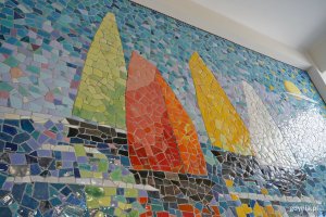 Fragment mozaiki stworzonej z okazji stulecia Gdyni na jednej ze ścian Specjalistycznej Przychodni Lekarskiej &bdquo;Śr&oacute;dmieście&rdquo;