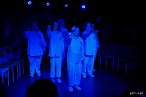 Zdjęcie ze spektaklu &bdquo;Instytut Pana B.&rdquo; Teatru Biuro Rzeczy Osobistych w reżyserii Zbigniewa Biegajły 