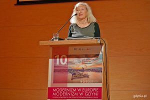 Jolanta Barton-Piórkowska, laureatka Medalu Prezydenta Gdyni „Civitas e Mari”, przemawiająca podczas drugiego dnia 10. edycji konferencji „Modernizm w Europie – modernizm w Gdyni” 