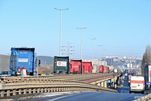 Przejazd protestujących przewoźnik&oacute;w drogowych Estakadą Kwiatkowskiego
