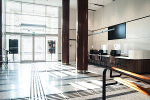 Sala Obsługi Mieszkańc&oacute;w w Urzędzie Miasta Gdyni po remoncie (fot. Kamil Złoch)