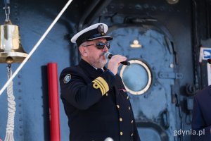 Kmdr por. Paweł Og&oacute;rek, dow&oacute;dca ORP &bdquo;Błyskawica&rdquo; na pokładzie z mikrofonem