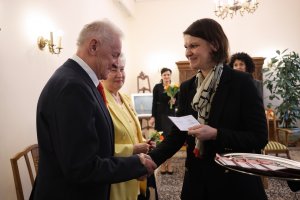 Wiceprezydnt Gdyni ds. gospodarki Katarzyna Gruszecka-Spychała wraz z nagrodzonymi parami / fot. M. Kozłowski
