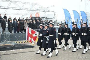 Defilada w wykonaniu Kompanii Reprezentacyjnej Marynarki Wojennej RP podczas oficjalnych uroczystości z okazji 100. rocznicy nadania Gdyni praw miejskich 