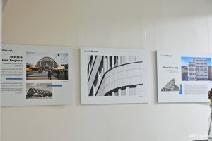 Plansze będące elementami wystawy &bdquo;Gdynia Miasto Modernizmu&rdquo; prezentowanej w Galerii Ratusz na pierwszym piętrze gł&oacute;wnego budynku Urzędu Miasta Gdyni 