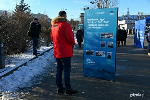 Wystawa „Koniec Odysei? Powroty do Ojczyzny drogą morską Gdynia-Gdańsk 1945-1948” przygotowana przez gdański oddział Instytutu Pamięci Narodowej, którą można oglądać na nabrzeżu Pomorskim. plansze ustawione na nabrzeżu i przyglądający się im ludzie