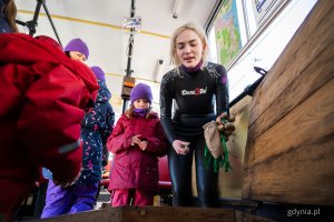 Uczestnicy gry miejskiej opartej na spektaklu &bdquo;Majka z Kajtkiem jadą trajtkiem&rdquo; (fot. Kamil Złoch)