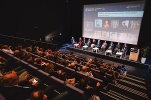 Jeden z paneli dyskusyjnych na forum