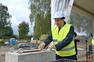Ariel Sinicki &ndash; I zastępca burmistrza Rumi podczas symbolicznego wmurowywania kamienia węgielnego pod budowę nowej stacji uzdatniania wody