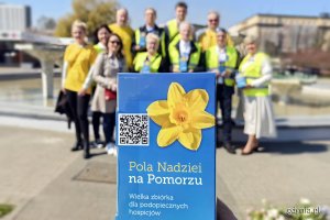 Finał akcji „Pola Nadziei na Pomorzu”: puszka na tle fontanny przy skwerze Kościuszki, przy której stoją kwestujący radni i parlamentarzyści