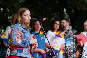 Wiceprezydentka Gdyni Oktawie Gorzeńska przemawiająca ze sceny podczas 11. Tr&oacute;jmiejskiego Marszu R&oacute;wności 