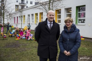 Otwarcie nowego placu zabaw w żłobku "Koniczynka" na Witominie. Bartosz Bartoszewicz, wiceprezydent Gdyni ds. jakości życia oraz Agnieszka Welfle-Pobłocka, dyrektorka placówki. fot. Przemysław Kozłowski