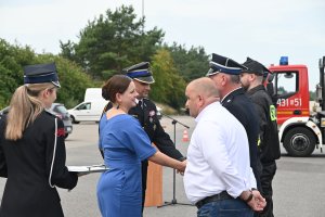 Aleksandra Kosiorek, prezydent Gdyni wręczająca nagrody zasłużonym druhom // fot. Karolina Szypelt 