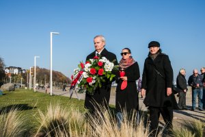 Uroczystość przed pomnikiem „Zaginionych na morzu”, znajdującym się na bulwarze Nadmorskim // fot. Karol Stańczak