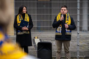 Symboliczne odsłonięcie tablicy z nazwą placu Janusza Kupcewicza przy Stadionie Miejskim w Gdyni (fot. Kamil Złoch)