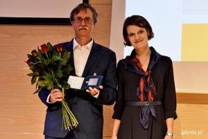 Lesław Kwietniewski odbiera Medal "Civitas e Mari" z rąk wiceprezydent Gdyni Katarzyny Gruszeckiej-Spychały, fot. P. Kukla