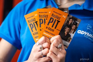 Stoisko informacyjne loterii &bdquo;Rozlicz PIT w Gdyni&rdquo; w Centrum Handlowym Batory (fot. Kamil Złoch)