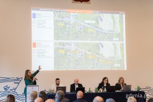 Spotkanie otwarte w sprawie planu ogólnego. Przemawia Aleksandra Kosiorek, prezydent Gdyni.