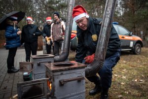 Dobrą metodę palenia w piecach prezentują w terenie strażnicy miejscy z Ekopatrolu, fot. Dawid Linkowski