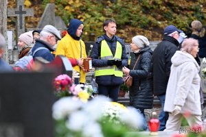 Wolontariusze w żółtych koszulkach i kamizelkach kwestujący na Cmentarzu Witomińskim