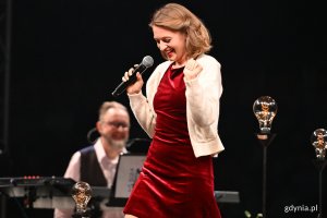 Hala Polsat Plus Arena Gdynia, scena, aktorka z mikrofonem