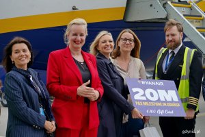 Od lewej: Joanna Jażdżewska-Reszka &ndash; dyrektor Wydziału Skarbu Urzędu Miasta w Sopocie, Iwona Tomczyńska &ndash; kierownik Działu Analiz Ekonomicznych i Marketingu Portu Lotniczego Gdańsk, Alicja W&oacute;jcik-Gołębiowska &ndash; rzecznik prasowy i szefowa komunikacji Ryanaira na region Europy Środkowo-Wschodniej i kraj&oacute;w bałtyckich, pani Aleksandra z Gdyni oraz pilot lotu z Palermo do Gdańska na płycie lotniska 