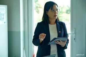 Wu Wen-Ching – zastępczyni dyrektora generalnego Biura ds. Edukacji podczas prezentacji na spotkaniu w XVII LO