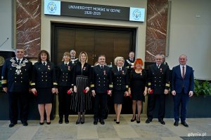 Prof. dr hab. inż. kpt. ż. w. Adam Weintrit, rektor Uniwersytetu Morskiego, z pracownikami nagrodzonymi Medalem Edukacji Narodowej 