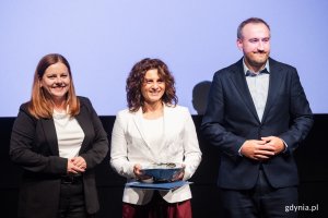 Agnieszka Bratkowska, laureatka Nagrody Prezydent Miasta Gdyni dla pracowników ochrony zdrowia, wraz z prezydent Gdyni Aleksandrą Kosiorek i wiceprezydentem Tomaszem Augustyniakiem