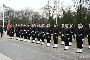 Kompania honorowa z Komendy Portu Wojennego Gdynia podczas uroczystości z okazji 98. rocznicy nadania Gdyni praw miejskich